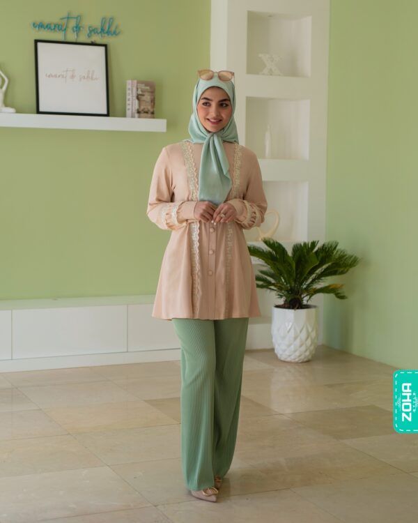 IMG 5380 scaled <ol> <li></li> </ol> <ul class="ul1"> <li class="li3" dir="rtl"><span class="s3">جنس: کرپ سوپر الیزه</span></li> <li class="li3" dir="rtl"><span class="s3">قد: ۸۰</span></li> <li class="li3" dir="rtl"><span class="s3">سایزبندی:</span><span class="s1"> ۳۸ تا ۴۸</span></li> </ul> <p class="p3"><span class="s3">(جهت خرید محصول از گزینه های زیر رنگ، سایز و.. محصول رو انتخاب کنید)</span></p> <p class="p3"><span class="s1"> </span></p>